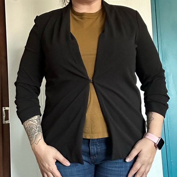Carole Wren Jackets & Blazers - EUC Carole Wren 3/4 Sleeve Blazer with Hook Closure and Accent Sleeve